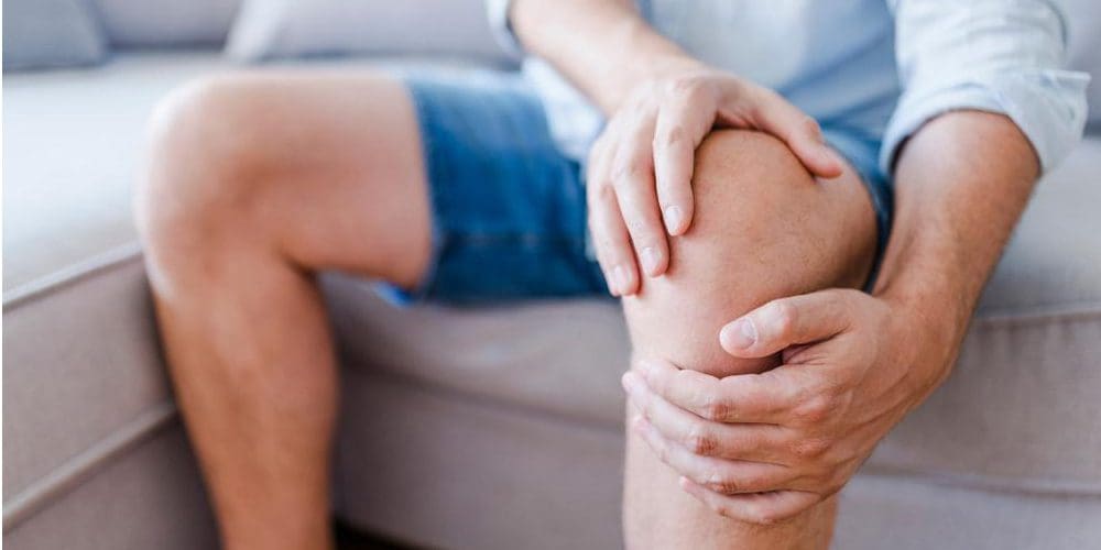A man is suffering from knee arthritis.